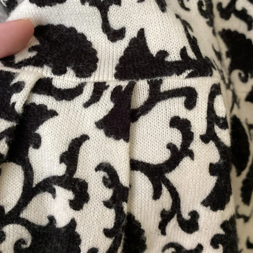 Delia’s sweater - Picture 6 of 9